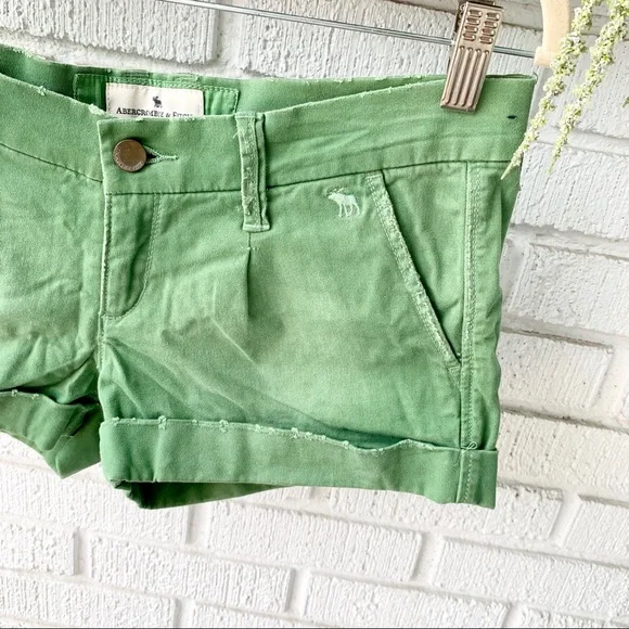 Abercrombie & Fitch Green Cuffed Shorts Size 2 - Picture 3 of 8